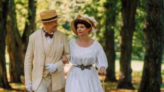 Dramatisoitu kohtaus kartanonherra Arvid ja rouva Lilli Sanmark kävelyllä Håkansbölen kartanopuistossa.