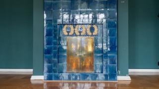 Kartanon päärakennuksen ruokasalissa oleva kaakeliuuni.