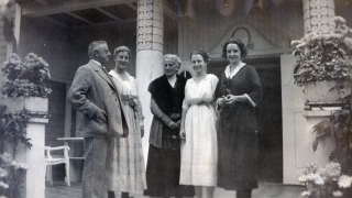 Emelie Sanmark ja hänen sukulaisiaan Håkansbölen kartanon kuistilla.