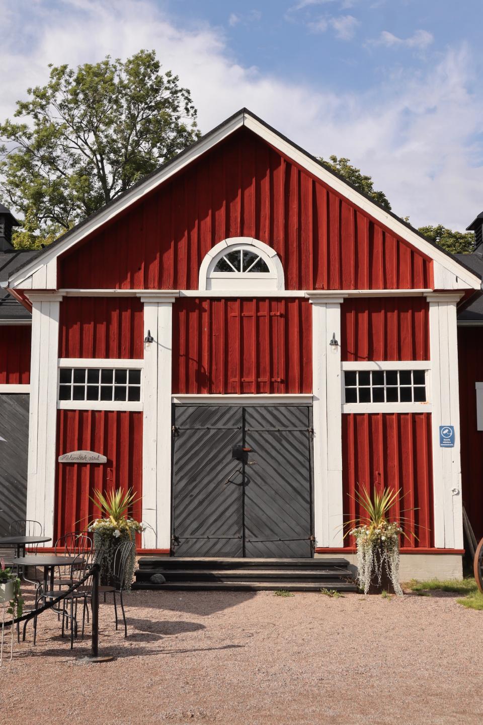 Håkansbölen vanha punamullattu puutalli, jossa toimii nykyään kahvila-ravintolan juhlatila.